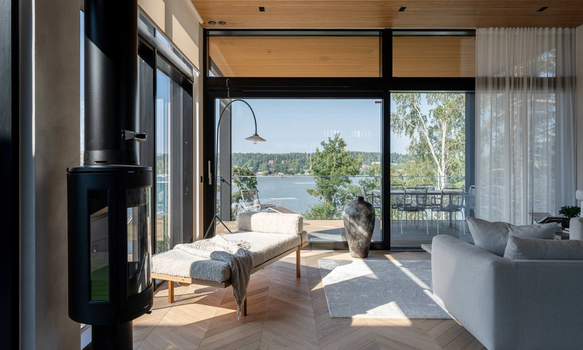 Coordinated Lineawood wall and ceiling design